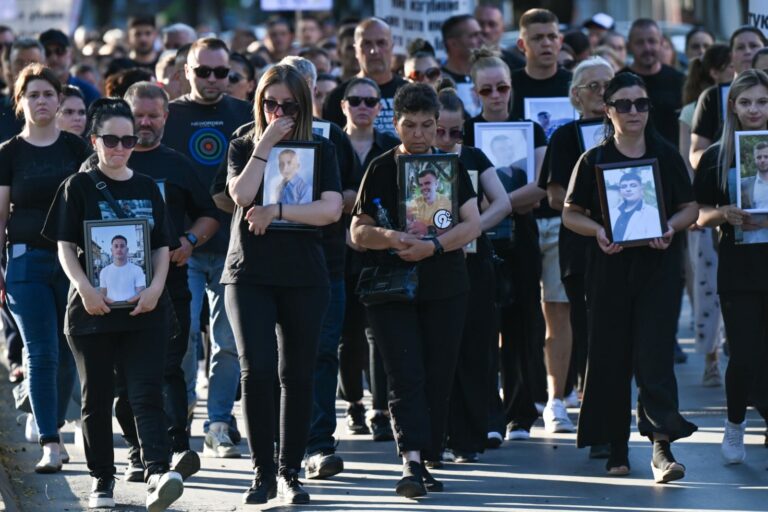 Марш на ангелите – родители со фотографии од своите деца, во протестен повик за вистина и правда по трагедијата во Кочани.