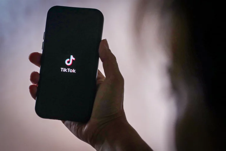 Паметен телефон на кој што се гледа апликацијата на тикток