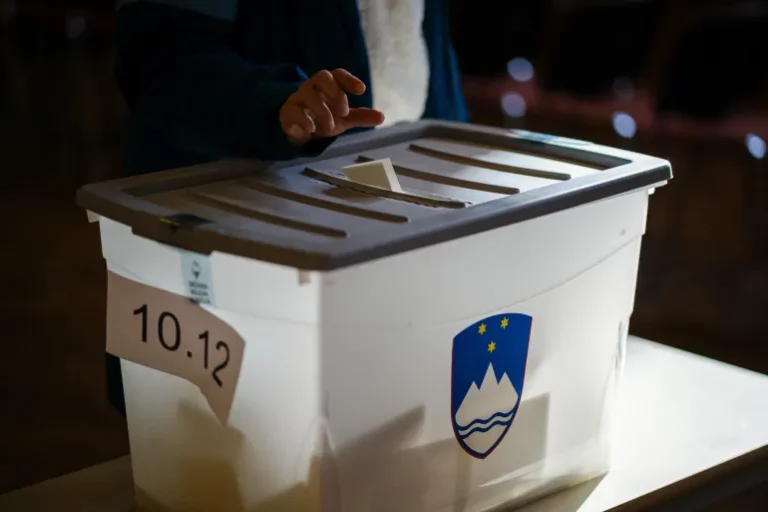 Граѓанка гласа на референдумот за асистирана евтаназија во Словенија