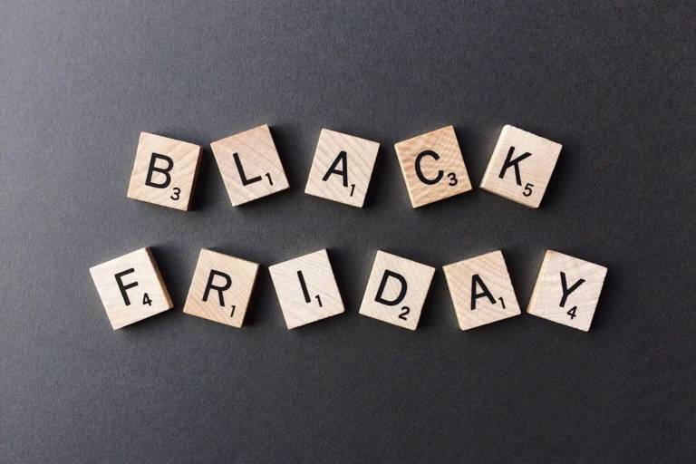 Илустрација на купувачи и попусти за Black Friday