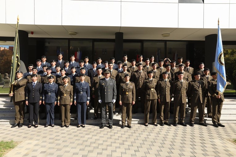 Хрватски војници на постројување во касарна во Загреб.