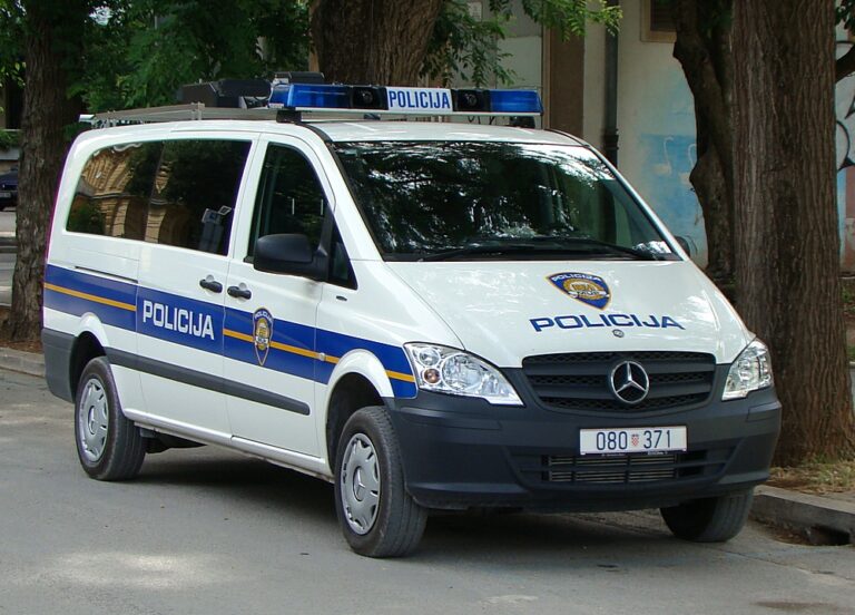 Полициско возило и истражители пред институција – илустрација за антикорупциска акција.
