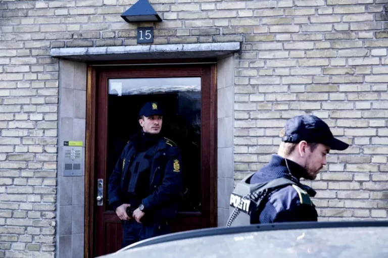 Германска полиција во акција пред еврејски објект во Берлин
