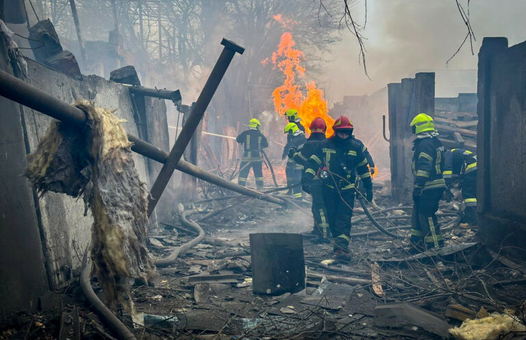 Привремена штета на фасадата на четирикатна станбена зграда во Одеса по руски дрон напад