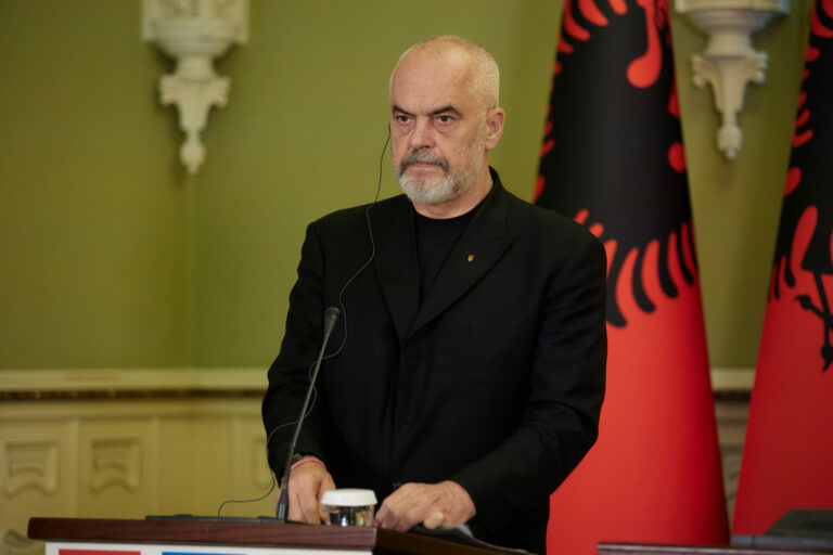 ди Рама во канцеларија во Тирана зборува за архитектурата и иднината на Албанија