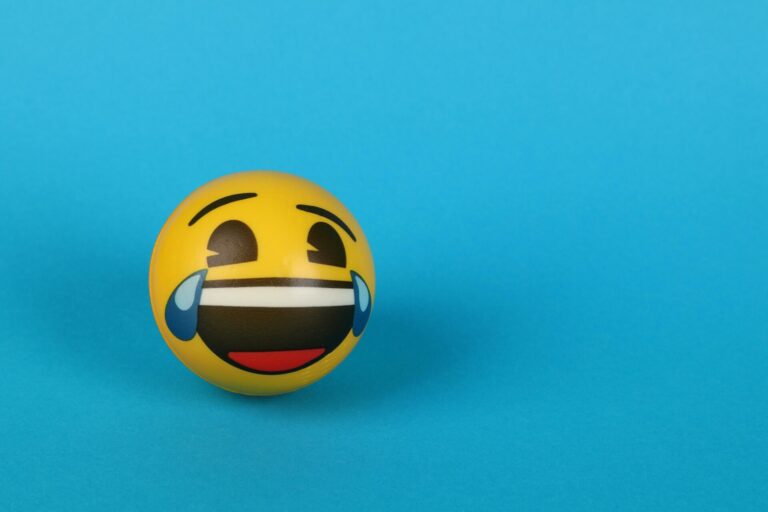 LOL заменет со череп емотикон — симбол на новиот Gen Z дигитален хумор.