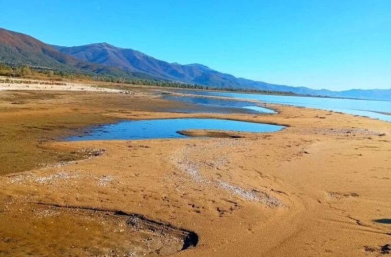 Драматично повлекување на водата во Преспанското Езеро, октомври 2025 – фотографија од @prespa_sos