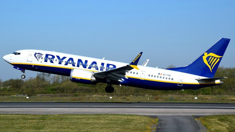 Avion Ryanair со логото на компанијата
