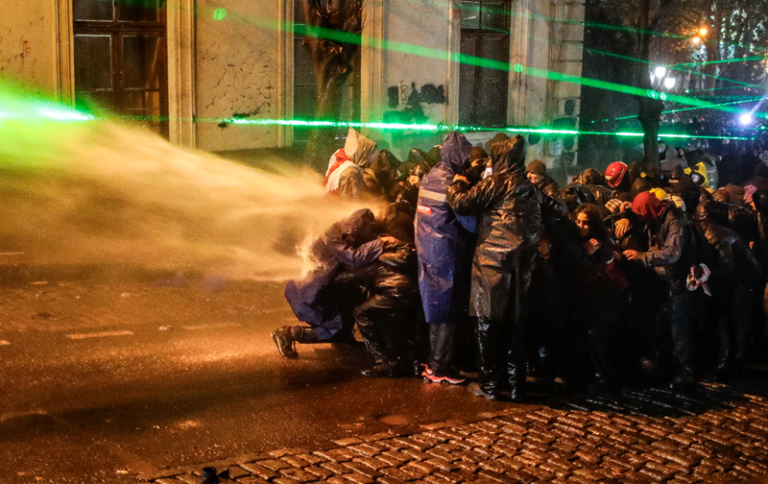 Полиција употребува воден топ против демонстранти