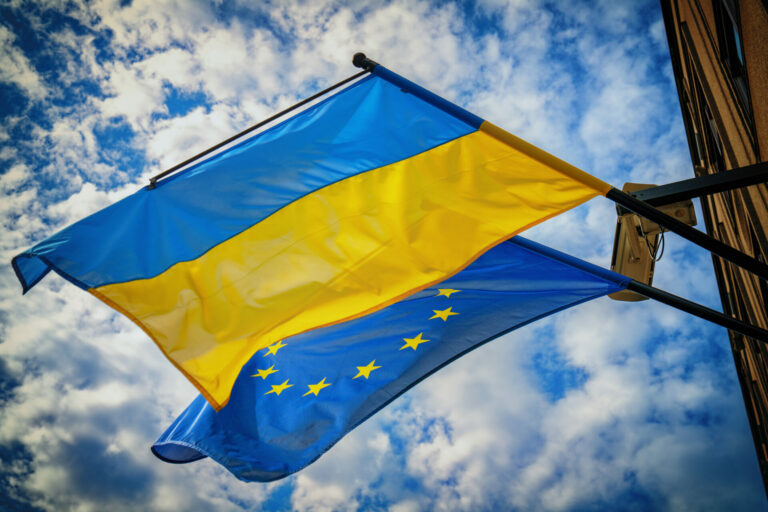 Знамиња ЕУ и Украина