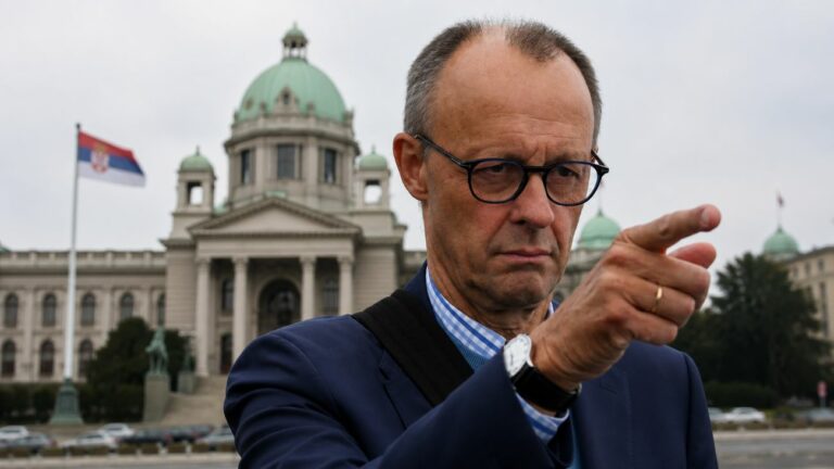 Илустрација на Мерц и Српскиот парламент, користен claude.ai