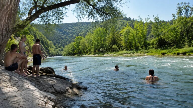 Луѓе пливаат во река