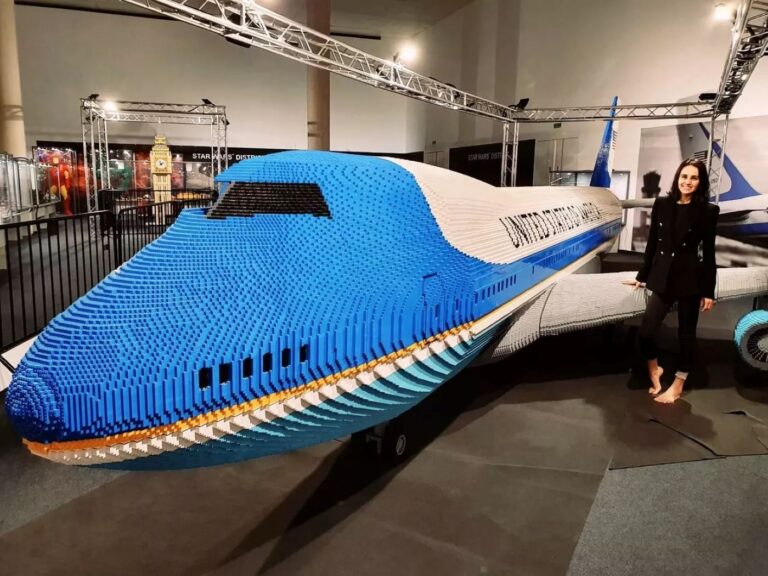 Реплика на претседателскиот авион Air Force One изградена од околу еден милион LEGO коцки на изложбата во Лисабон.